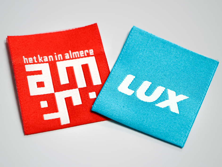 geweven labels voorbeelden rood blauw