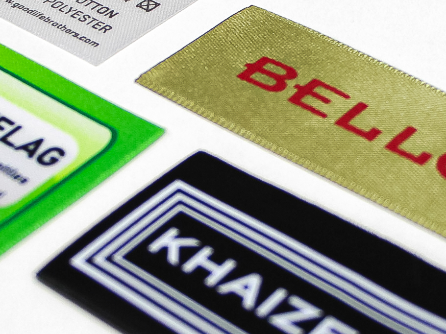 satijnen kleding labels voorbeelden